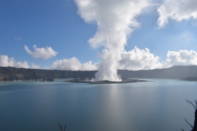 Manaro-Voui-crater-lake-Vanuatu-Red-Cross-e1506328049591.jpg